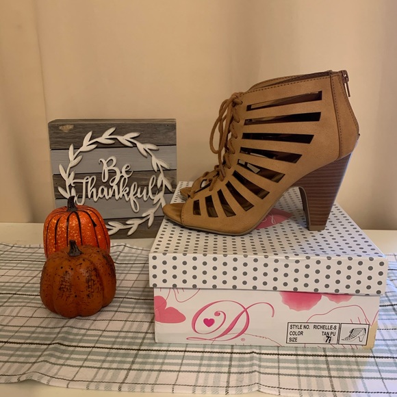 Tan lace-up wedges - Picture 4 of 5
